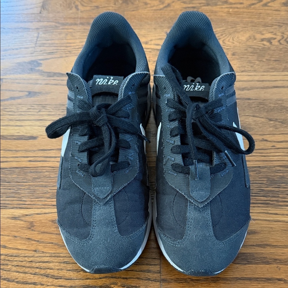 Nike Black and White Men's Athletic Running Shoes - Picture 2 of 6